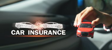 İnsan eli oyuncak araba gösteriyor. Araba Sigortası