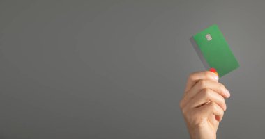 Beyaz adam kredi kartı gösteriyor..