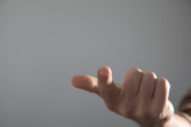 İnsan eli boş ekranda dokunuyor.