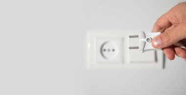 Elektrik prizine el tutuşu..