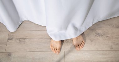 Çıplak ayaklı adam perdenin arkasında duruyor.. 