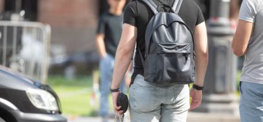 Şehirde sırt çantasındaki bir turist.