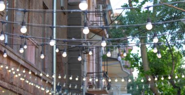 Sokakta ampuller asılı..