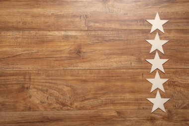 Ahşap arka planda beş tahta yıldız..