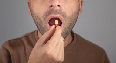 Kafkasyalı adam ilaç gösteriyor..