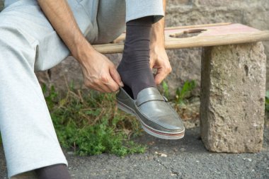 Modern ayakkabı giyen beyaz bir adam. Moda.