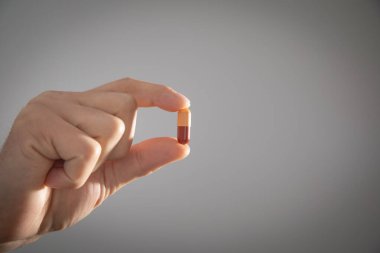 Kafkasyalı adam ilaç gösteriyor..