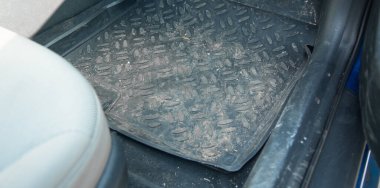 Kirli araba paspası otomatikte.