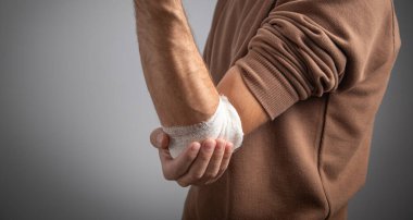 Bandajlı bir erkek. İlk yardım kavramı