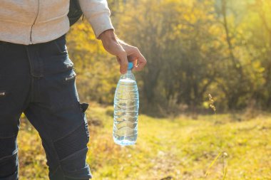 Doğada bir şişe temiz su..