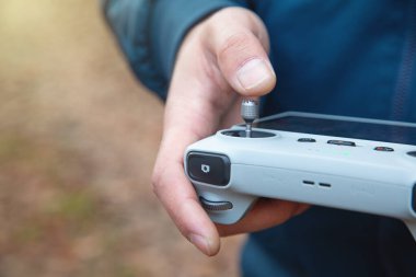 Beyaz adam İHA kontrolörü kullanıyor..