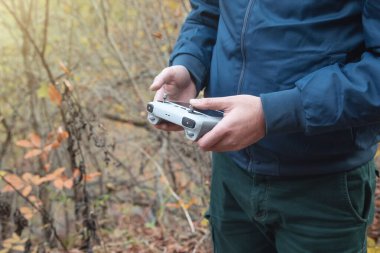 Beyaz adam İHA kontrolörü kullanıyor..