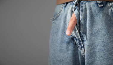 Erkek parmak kot pantolonla çıkar..
