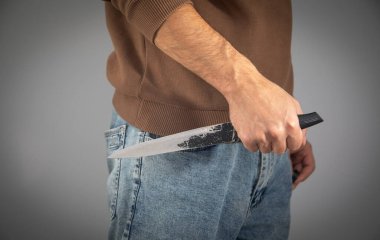 Elinde bıçak tutan beyaz bir adam. Suç kavramı