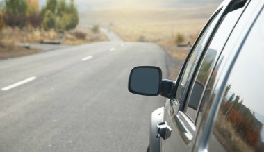 Araba yolda gidiyor. Araba aynası