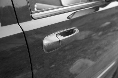 Siyah arabanın kapı kolunu kapat..