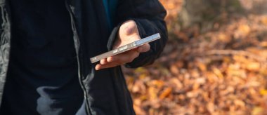 Açık havada akıllı telefon kullanan kadın..