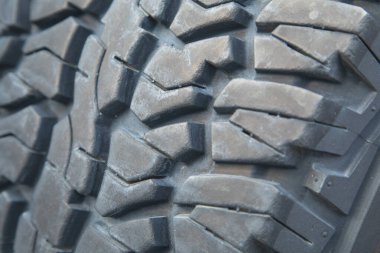 Araba lastiğinin yakın görüntüsü.