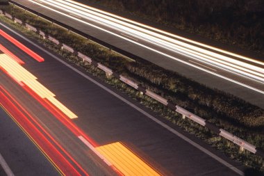 Otoyol gece aydınlık yolları.