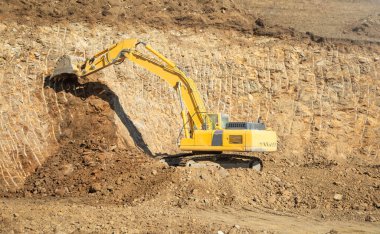 İnşaat alanında çalışan Ekskavatör.