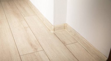 Boş odada dekoratif süpürgelik köşe.