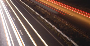 Otoyol gece aydınlık yolları.