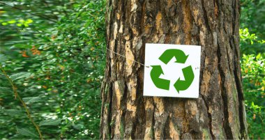 Doğa arkaplanındaki geri dönüşüm işareti. 