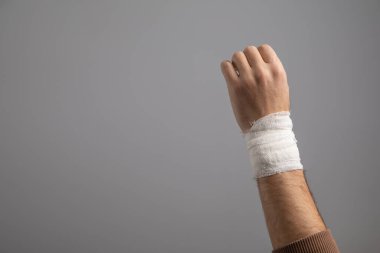 Bandajlı bir erkek. İlk yardım kavramı