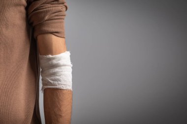 Bandajlı bir erkek. İlk yardım kavramı