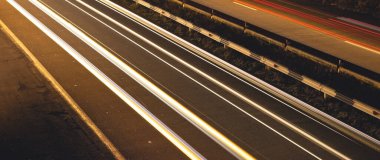 Otoyol gece aydınlık yolları.