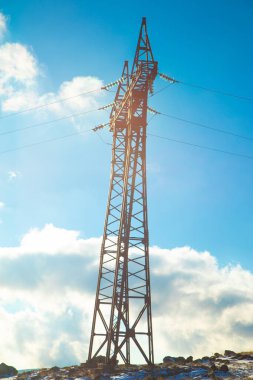 Kışın elektrik iletim kulesi.