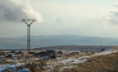 Kışın elektrik iletim kulesi.