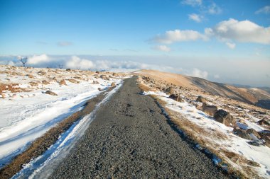 Kışın güzel bir yol manzarası. Ermenistan