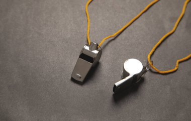 Bir hakem veya antrenörün metal düdüğü..