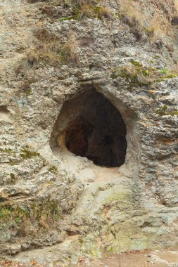 Ermenistan 'daki karanlık kayalık mağara girişi.