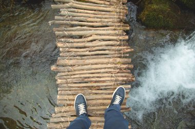 Doğadaki küçük tahta köprü..