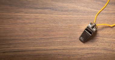 Bir hakem veya antrenörün metal düdüğü..