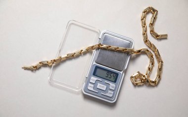 Dijital ölçekte mücevherli altın..