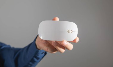 Beyaz bilgisayar faresi gösteren erkek el.