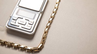 Dijital ölçekte mücevherli altın..