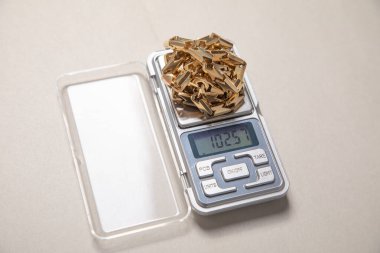 Dijital ölçekte mücevherli altın..