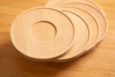 Kahve fincanı için tahta tabaklar..