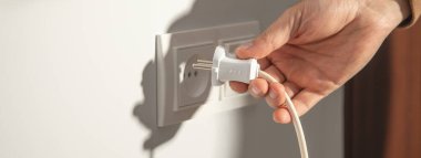 Elektrik prizine el tutuşu..