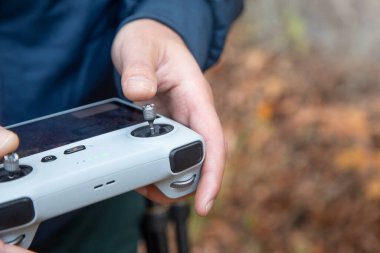 Beyaz adam İHA kontrolörü kullanıyor..