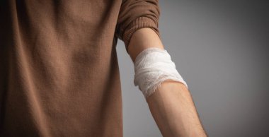 Bandajlı bir erkek. İlk yardım kavramı