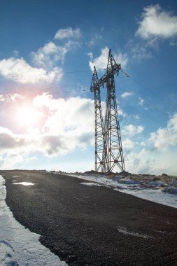 Kışın elektrik iletim kulesi.