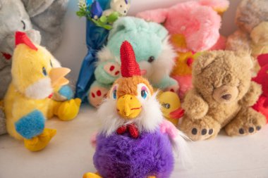 Renkli yumuşak oyuncakların manzarası.