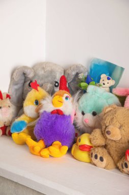 Renkli yumuşak oyuncakların manzarası.