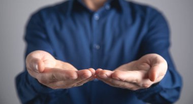 Boş eller gösteren genç beyaz bir adam..