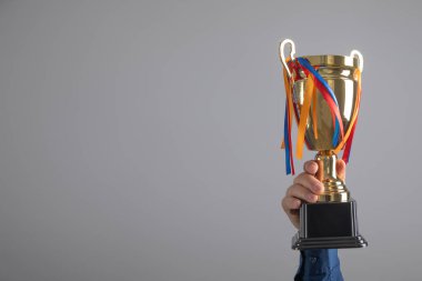 Kazanan altın kupayı tutan adam.